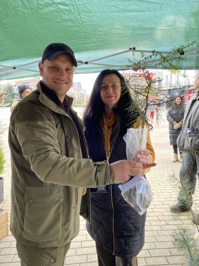 Държавното горско стопанство зарадва жителите на Казанлък с 800 фиданки 