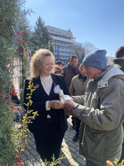 Държавното горско стопанство зарадва жителите на Казанлък с 800 фиданки 