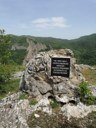 Държавното горско стопанство зарадва жителите на Казанлък с 800 фиданки 