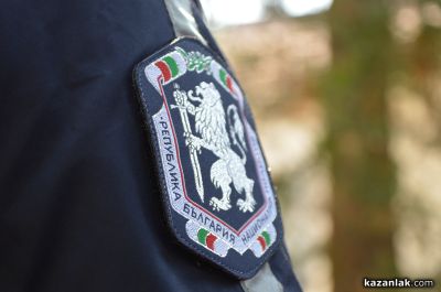 Задържаха двама мъже, задигнали пари от апартамент в Казанлък  / Новини от Казанлък