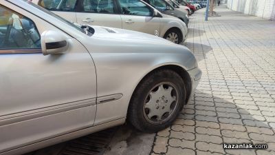 Разбиха и обраха товарен автомобил, паркиран на улица в Казанлък  / Новини от Казанлък