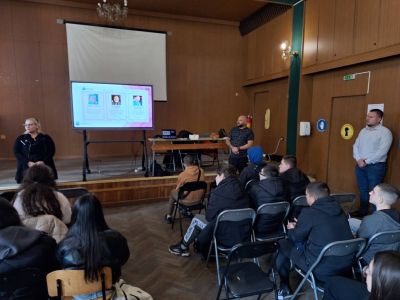 Учениците на ПХГ “Св. Св. Кирил и Методий“ с обучение за киберсигурността