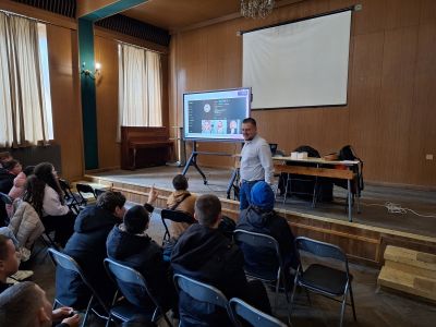 Учениците на ПХГ “Св. Св. Кирил и Методий“ с обучение за киберсигурността