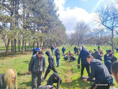 Ученици от Математическата гимназия и Механото залесяваха с фиданки край язовир “Копринка“