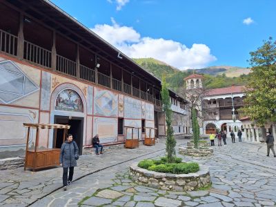 Ученици от ПХГ „Св. Св. Кирил и Методий“ се впуснаха в завладяващо географско приключение из мистичните Западни Родопи