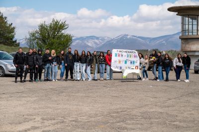 12 В клас от ПГЛПТ с атрактивна покана за бала към класния си ръководител Невена Кехайова