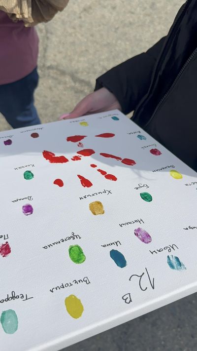 12 В клас от ПГЛПТ с атрактивна покана за бала към класния си ръководител Невена Кехайова