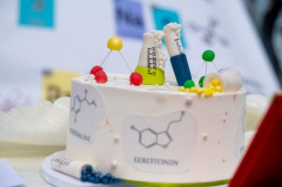 12 В клас от ПГЛПТ с атрактивна покана за бала към класния си ръководител Невена Кехайова