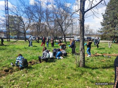 Ученици от Математическата гимназия и Механото залесяваха с фиданки край язовир “Копринка“