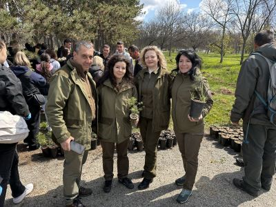 Ученици от Математическата гимназия и Механото залесяваха с фиданки край язовир “Копринка“