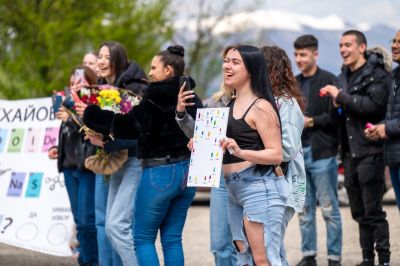 12 В клас от ПГЛПТ с атрактивна покана за бала към класния си ръководител Невена Кехайова