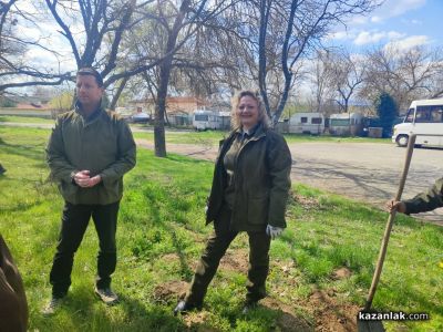 Ученици от Математическата гимназия и Механото залесяваха с фиданки край язовир “Копринка“