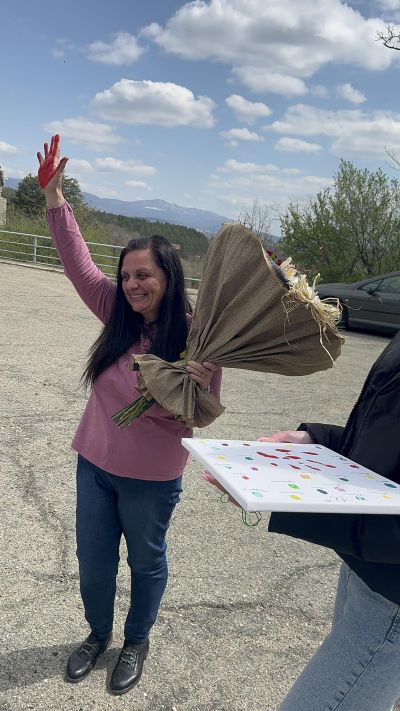 12 В клас от ПГЛПТ с атрактивна покана за бала към класния си ръководител Невена Кехайова