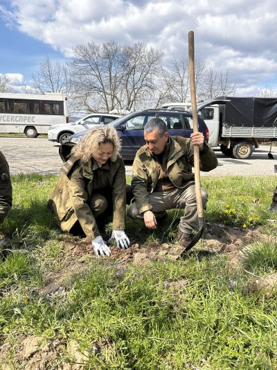 Ученици от Математическата гимназия и Механото залесяваха с фиданки край язовир “Копринка“