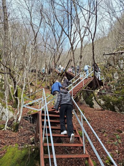 Ученици от ПХГ „Св. Св. Кирил и Методий“ се впуснаха в завладяващо географско приключение из мистичните Западни Родопи