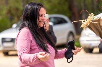 12 В клас от ПГЛПТ с атрактивна покана за бала към класния си ръководител Невена Кехайова