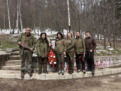 Ученици от Математическата гимназия и Механото залесяваха с фиданки край язовир “Копринка“