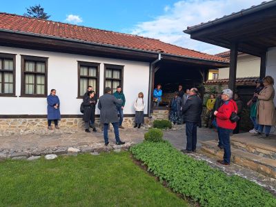 В Казанлък беше открита изложбата “Including Everything“