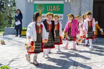 Децата от ДГ “Детелина“ поздравиха военнослужещите от Казанлък по случай Лазаровден 