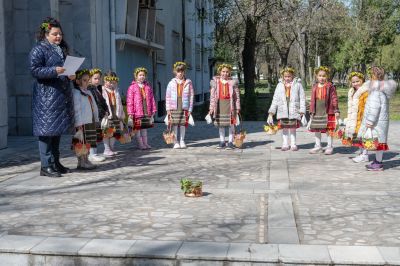 Децата от ДГ “Детелина“ поздравиха военнослужещите от Казанлък по случай Лазаровден 