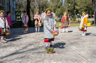 Децата от ДГ “Детелина“ поздравиха военнослужещите от Казанлък по случай Лазаровден 