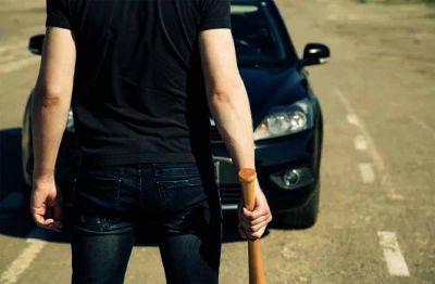 След скандал, 24-годишен потроши колата на приятелката си / Новини от Казанлък