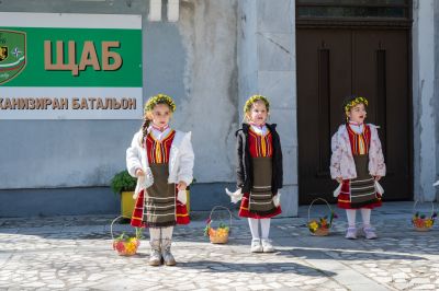Децата от ДГ “Детелина“ поздравиха военнослужещите от Казанлък по случай Лазаровден 