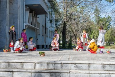Децата от ДГ “Детелина“ поздравиха военнослужещите от Казанлък по случай Лазаровден 