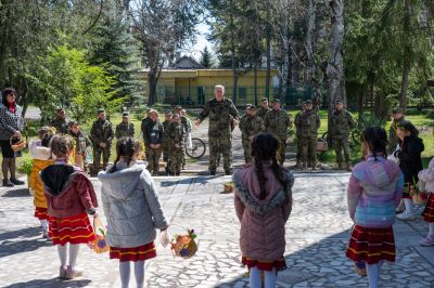 Децата от ДГ “Детелина“ поздравиха военнослужещите от Казанлък по случай Лазаровден 
