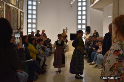 Деца дефилираха с български носии в градската галерия