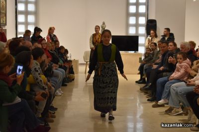 Деца дефилираха с български носии в градската галерия