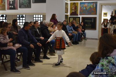 Деца дефилираха с български носии в градската галерия
