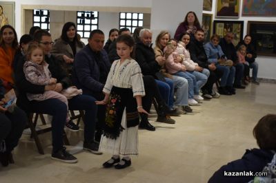 Деца дефилираха с български носии в градската галерия