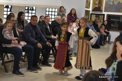 Деца дефилираха с български носии в градската галерия