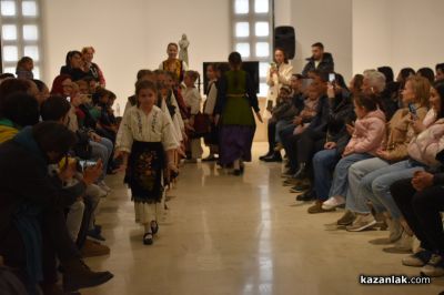 Деца дефилираха с български носии в градската галерия