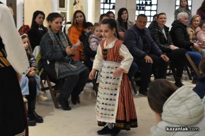 Деца дефилираха с български носии в градската галерия