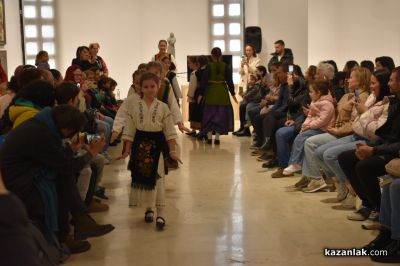 Деца дефилираха с български носии в градската галерия