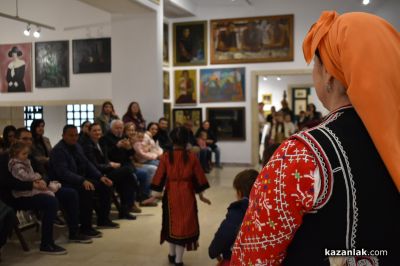 Деца дефилираха с български носии в градската галерия