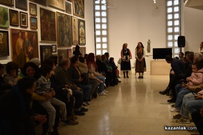 Деца дефилираха с български носии в градската галерия