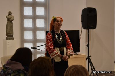 Деца дефилираха с български носии в градската галерия