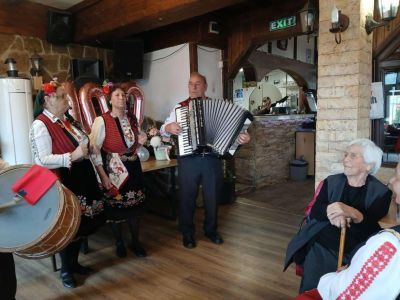 Кметът Иса Бесоолу гостува на 100-годишната баба Мария от с. Осетеновo