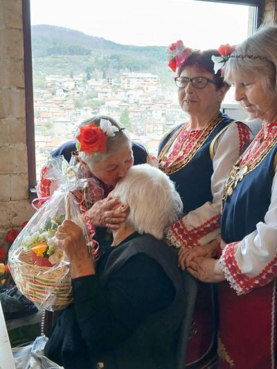 Кметът Иса Бесоолу гостува на 100-годишната баба Мария от с. Осетеновo