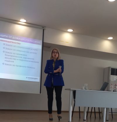Обучителен семинар на тема “домашно насилие“ с гост-лектор д-р Благородна Макева се състоя в Казанлък 