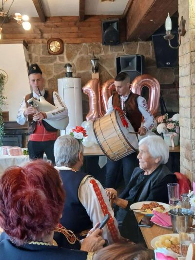 Кметът Иса Бесоолу гостува на 100-годишната баба Мария от с. Осетеновo