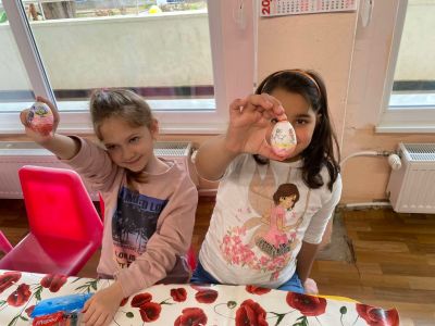 Десетокласници от ПГЛПТ боядисваха великденски яйца с малчуганите от ДГ „Слънчице“ 