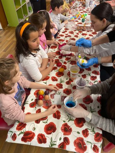 Десетокласници от ПГЛПТ боядисваха великденски яйца с малчуганите от ДГ „Слънчице“ 