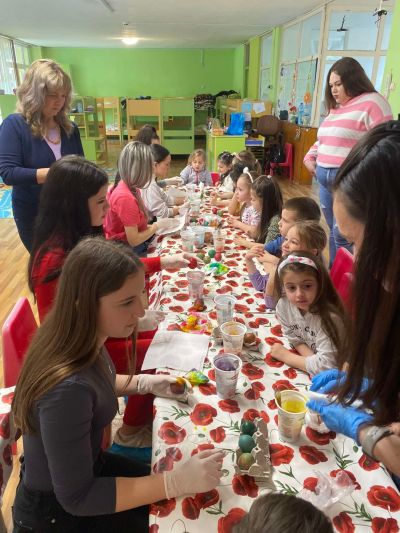 Десетокласници от ПГЛПТ боядисваха великденски яйца с малчуганите от ДГ „Слънчице“ 