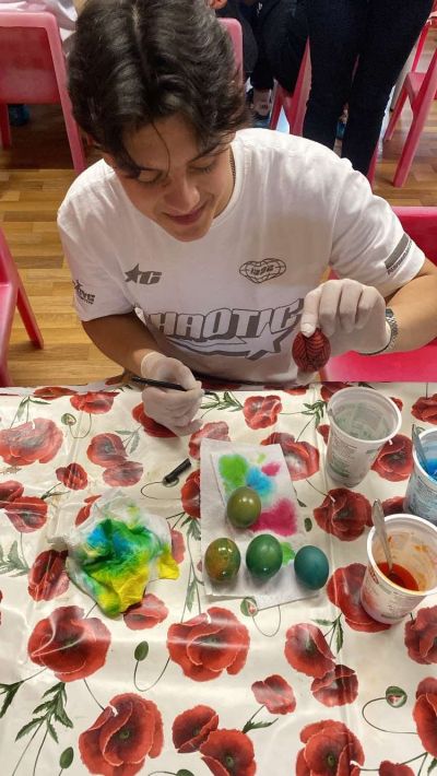 Десетокласници от ПГЛПТ боядисваха великденски яйца с малчуганите от ДГ „Слънчице“ 