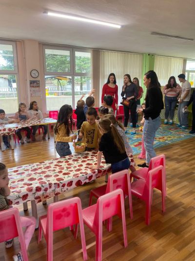 Десетокласници от ПГЛПТ боядисваха великденски яйца с малчуганите от ДГ „Слънчице“ 