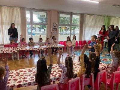 Десетокласници от ПГЛПТ боядисваха великденски яйца с малчуганите от ДГ „Слънчице“ 